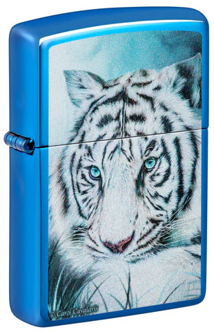 Carol Cavalaris ist bekannt für ihre lebendige Kunst. Dieses Color Image wurde auf der Basis eines High Polished Blue Modells veredelt. Ein schönes Tiger Zippo Benzinfeuerzeug