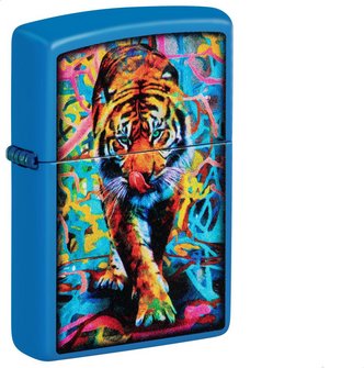 Eine schönes Zippo Tiger Color Image auf der Basis eines Sky Blue matte Zippo Benzinfeuerzeugs.