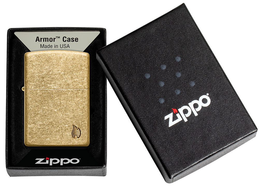 Als Teil der Armor-Serie von Zippo verfügt dieses Sturmfeuerzeug über ein dickeres Gehäuse, das zusätzliche Stabilität und Widerstandsfähigkeit bietet. Dank der klassischen Zippo-Windschutztechnologie garantiert es eine zuverlässige Flamme, selbst unter windigen Bedingungen. Dieses Modell ist ideal für Liebhaber eines robusten, zeitlosen Designs und eignet sich perfekt für den täglichen Gebrauch oder als besonderes Sammlerstück.