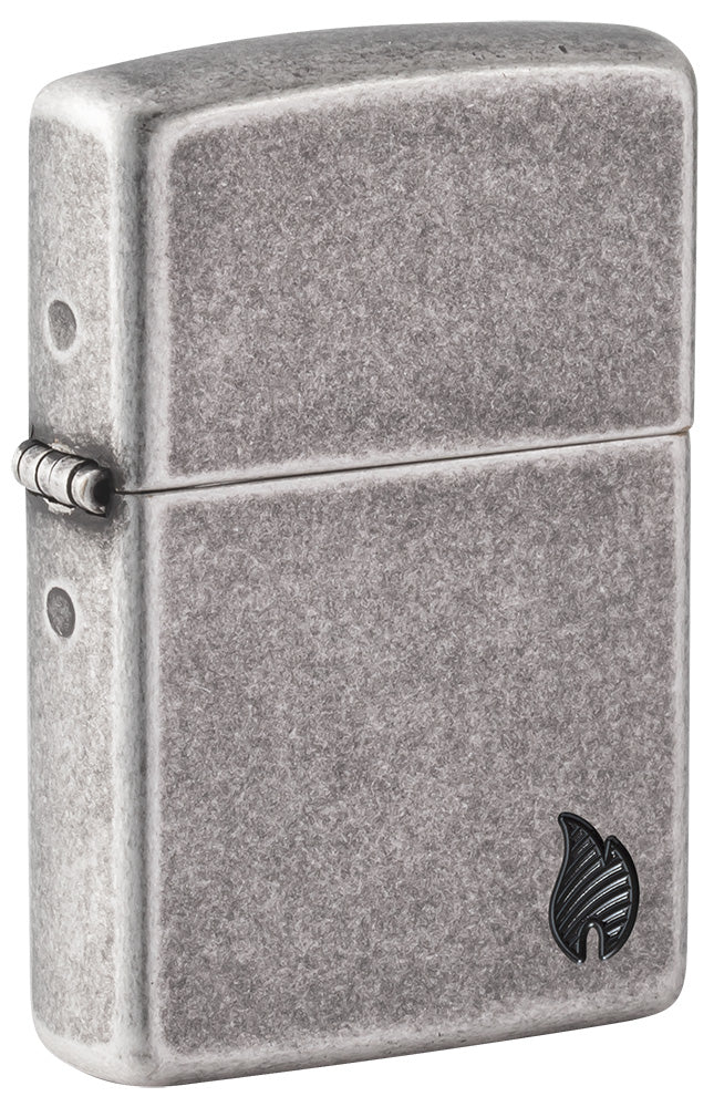 Das abgebildete Zippo Sturmfeuerzeug beeindruckt mit einem antiken Silber-Design, das durch seine gebürstete und gealterte Oberfläche einen markanten Vintage-Look erhält. Die matte, strukturierte Optik verleiht dem Feuerzeug eine rustikale, dennoch elegante Ausstrahlung, die sowohl zeitlos als auch modern wirkt.