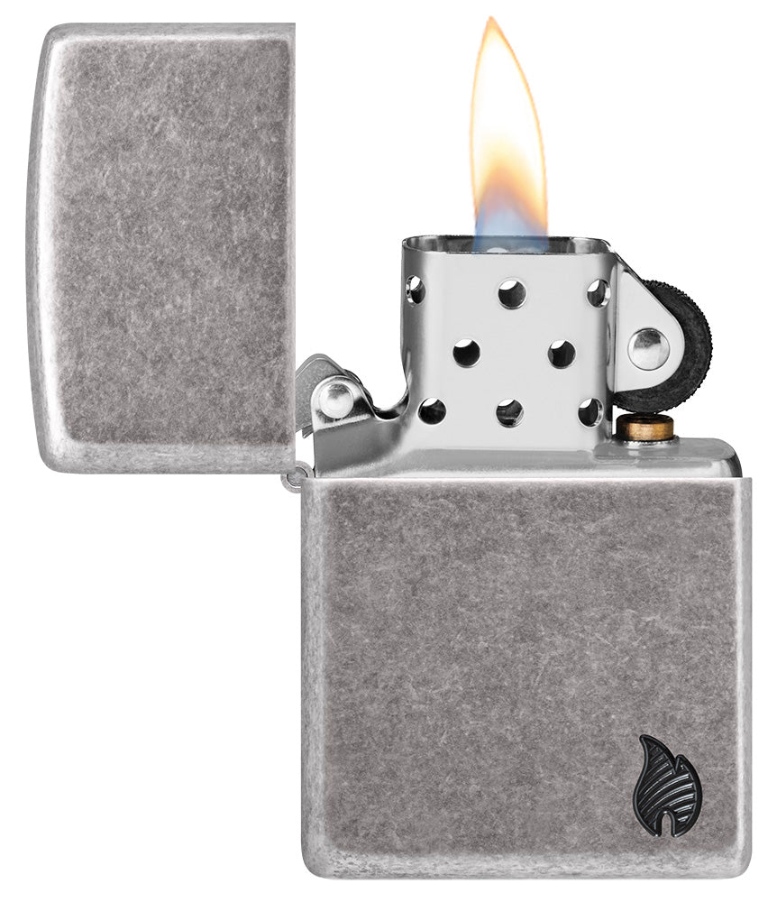 Als Teil der Armor-Serie von Zippo zeichnet sich dieses Sturmfeuerzeug durch ein dickeres Gehäuse aus, das zusätzliche Robustheit und Langlebigkeit bietet. Die bewährte Zippo-Windschutztechnologie garantiert eine zuverlässige Flamme, selbst unter widrigen Bedingungen.