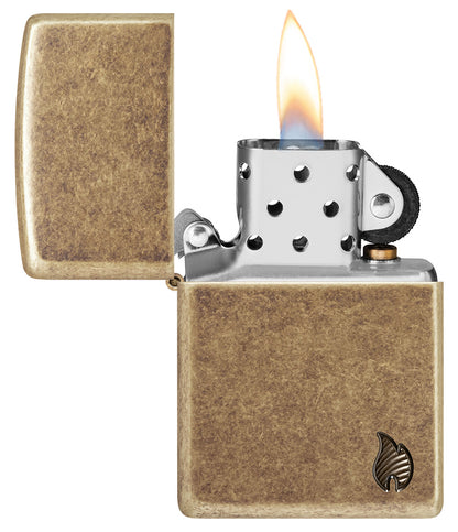 Dieses Sturmfeuerzeug gehört zur Armor-Serie von Zippo, was bedeutet, dass das Gehäuse dicker und robuster ist als bei Standardmodellen. Es bietet somit zusätzliche Langlebigkeit und Stabilität.