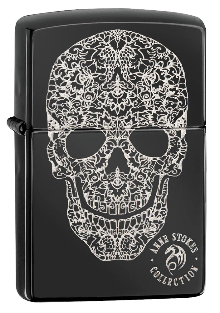 Das Anne Stokes Collection Zippo Sturmfeuerzeug beeindruckt mit einem kunstvollen, filigranen Totenkopf-Design auf einem hochglänzend schwarzen Gehäuse. Die detailreiche Gravur aus floralen und symmetrischen Mustern verleiht dem Totenkopf eine elegante, fast mystische Ausstrahlung.