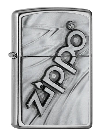 Ein tolles Zippo Emblem Street Chrome Benzinfeuerzeug. Das Logo toll auf einem Seidenhintergrund gestaltet.