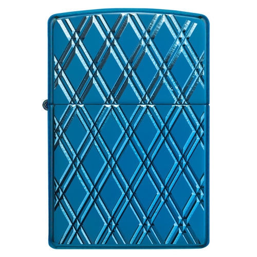 Ein Armor High Polished Blue Zippo Benzinfeuerzeug, etwas ganz Spezielles. Ein schlichtes Design mit einem Muster ergibt ein äusserst edles Erscheinungsbild. Mit dem Deep Carve Verfahren wurde eine schöne Struktur geschaffen.